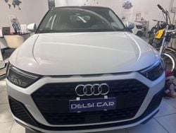 Bianco tetto nero Usata 2023 Audi A1 Sportback Admired Due volumi | 22.990 € (Buon prezzo)