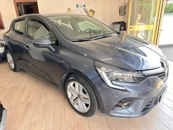 Grigio/azzurro Usata 2022 Renault Clio V Zen Tre volumi | 11.900 € (Ottimo prezzo)