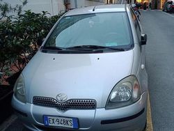 Grigio Usata 2001 Toyota Yaris Sol Tre volumi | 2000 € (Buon prezzo)