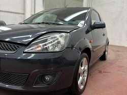 Grigio Usata 2006 Ford Fiesta Ghia Tre volumi | 1900 € (Buon prezzo)