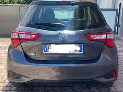 Grigio Usata 2019 Toyota Yaris Tre volumi | 12.500 € (Buon prezzo)