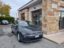 Grigio Usata 2022 VW Golf VIII Life Tre volumi | 17.500 € (Buon prezzo)