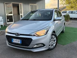 Grigio Usata 2016 Hyundai i20 Tre volumi | 8490 € (Buon prezzo)