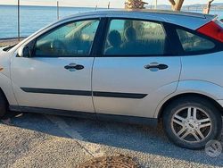 Usata 2001 Ford Focus Tre volumi | 1000 € (Buon prezzo)
