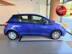 Blu/azzurro Usata 2017 Toyota Yaris Hybrid Active Tre volumi | 11.997 € (Buon prezzo)