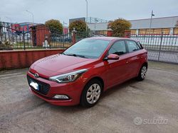 Rosso Usata 2018 Hyundai i20 Comfort Tre volumi | 8900 € (Buon prezzo)