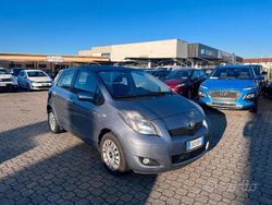 Grigio Usata 2010 Toyota Yaris Sol Tre volumi | 4300 € (Buon prezzo)