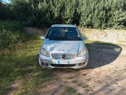 Grigio Usata 2006 Mercedes A180 Tre volumi | 1900 € (Cara)