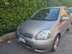 Grigio Usata 2003 Toyota Yaris Tre volumi | 2500 € (Buon prezzo)
