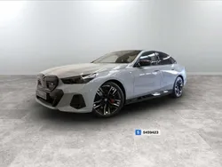 Brooklyn grey Nuova 2025 BMW i5 M Sport Tre volumi | 96.215 € (Molto cara)
