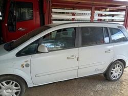 Bianco Usata 2008 Opel Zafira Monovolume | 1900 €