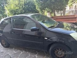 Nero Usata 2005 Ford Fiesta Due volumi | 800 € (Buon prezzo)