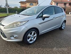 Grigio Usata 2009 Ford Fiesta Titanium Tre volumi | 3300 € (Buon prezzo)