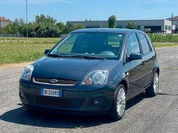 Usata 2008 Ford Fiesta Ghia Due volumi | 2900 € (Buon prezzo)