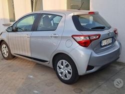 Grigio Usata 2017 Toyota Yaris Due volumi | 9900 € (Molto cara)