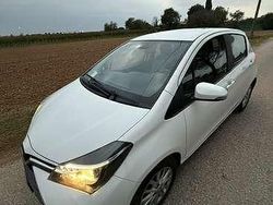 Usata 2015 Toyota Yaris Tre volumi | 8800 € (Buon prezzo)