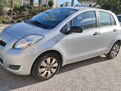 Grigio Usata 2011 Toyota Yaris Tre volumi | 6990 € (Cara)