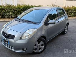 Grigio Usata 2005 Toyota Yaris Due volumi | 2300 € (Buon prezzo)
