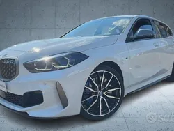 Bianco / pastello Usata 2022 BMW M135 M Sport Due volumi | 33.900 € (Super prezzo)