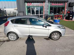 Grigio Usata 2010 Ford Fiesta Titanium Tre volumi | 2500 € (Ottimo prezzo)