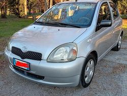 Grigio Usata 2001 Toyota Yaris Tre volumi | 1800 €