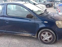Usata 2002 Toyota Yaris Tre volumi | 750 € (Super prezzo)