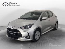 Silver met Usata 2022 Toyota Yaris Hybrid Active Tre volumi | 18.500 € (Buon prezzo)