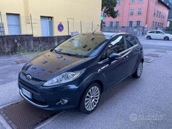 Grigio Usata 2009 Ford Fiesta Titanium Tre volumi | 2800 € (Buon prezzo)