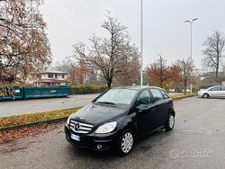 Nero Usata 2009 Mercedes A180 Avantgarde Tre volumi | 2990 € (Buon prezzo)