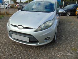 Grigio Usata 2010 Ford Fiesta Tre volumi | 3900 € (Buon prezzo)
