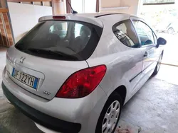 Grigio(met.) Usata 2007 Peugeot 207 Tre volumi | 3500 € (Cara)
