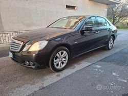 Nero Usata 2010 Mercedes E220 Executive Tre volumi | 6300 € (Buon prezzo)