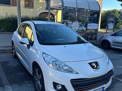 Bianco Usata 2011 Peugeot 207 Tre volumi | 6500 € (Molto cara)