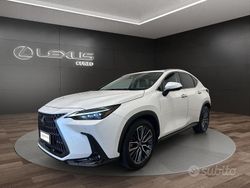 Pearl white Usata 2022 Lexus NX450h+ Luxury Line SUV | 44.900 € (Buon prezzo)