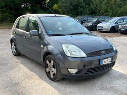Grigio pastello Usata 2005 Ford Fiesta Collection Tre volumi | 990 € (Buon prezzo)