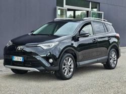 Nero Usata 2016 Toyota RAV4 Lounge SUV | 16.300 € (Buon prezzo)