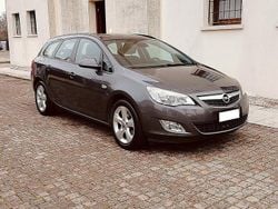 Grigio Usata 2011 Opel Astra Station wagon | 4490 € (Buon prezzo)