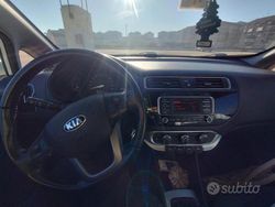 Bianco Usata 2016 Kia Rio Tre volumi | 6850 € (Buon prezzo)