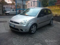 Argento Usata 2003 Ford Fiesta Ghia Due volumi | 2950 € (Cara)