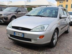 Argento metallizzato Usata 2001 Ford Focus Ghia Station wagon | 1900 € (Buon prezzo)