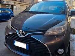 Grigio Usata 2015 Toyota Yaris Tre volumi | 8500 €