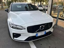 Argento Usata 2022 Volvo V60 R-Design Station wagon | 29.000 € (Buon prezzo)
