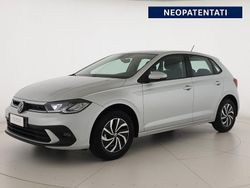Reflex silver metallizzato Nuova 2025 VW Polo Life Tre volumi | 25.390 € (Buon prezzo)