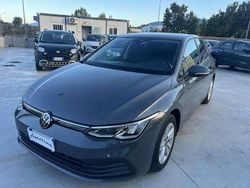 Grigio Usata 2021 VW Golf VIII Life Tre volumi | 19.500 € (Buon prezzo)