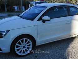 Bianco Usata 2012 Audi A1 Ambiente Tre volumi | 7800 € (Buon prezzo)