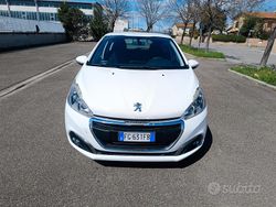 Bianco Usata 2017 Peugeot 208 Due volumi | 5900 € (Buon prezzo)