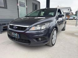 Grigio Usata 2010 Ford Focus Tre volumi | 2499 € (Super prezzo)