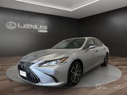 Sonic platinum met Usata 2022 Lexus ES300H Executive Line Tre volumi | 32.900 €