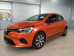 Arancione metallizzato Usata 2022 Renault Clio V Equilibre Tre volumi | 13.600 € (Buon prezzo)