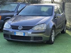Metallic grey Usata 2006 VW Golf V Comfortline Tre volumi | 3299 € (Ottimo prezzo)